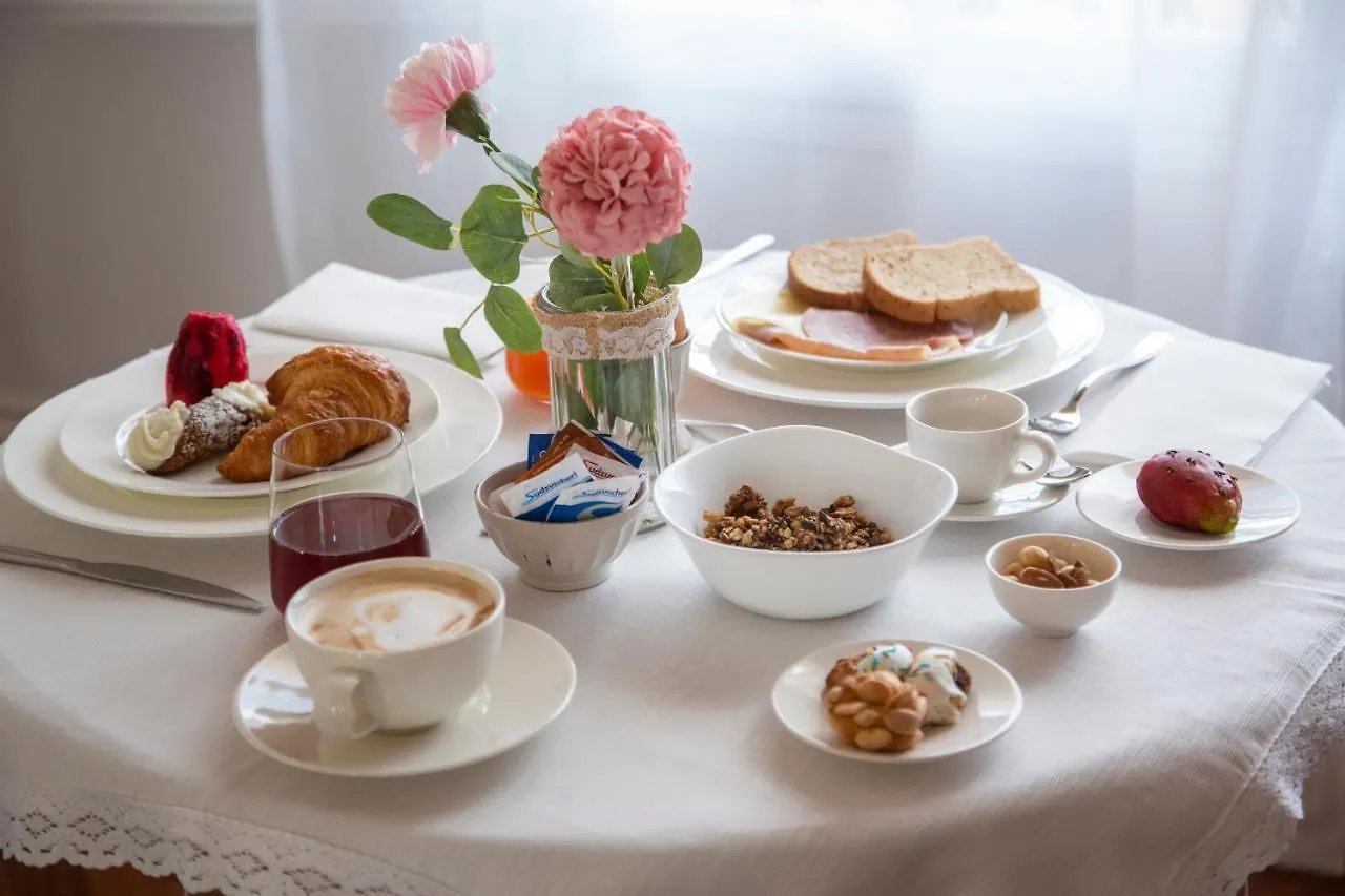 Dimora Sinibaldi Bed & Breakfast Palermo 2*,